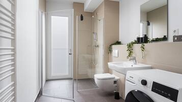 Dusche, umweltfreundliche Kosmetikartikel, Haartrockner, Handtücher