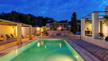 Außenpool (je nach Saison geöffnet), Liegestühle