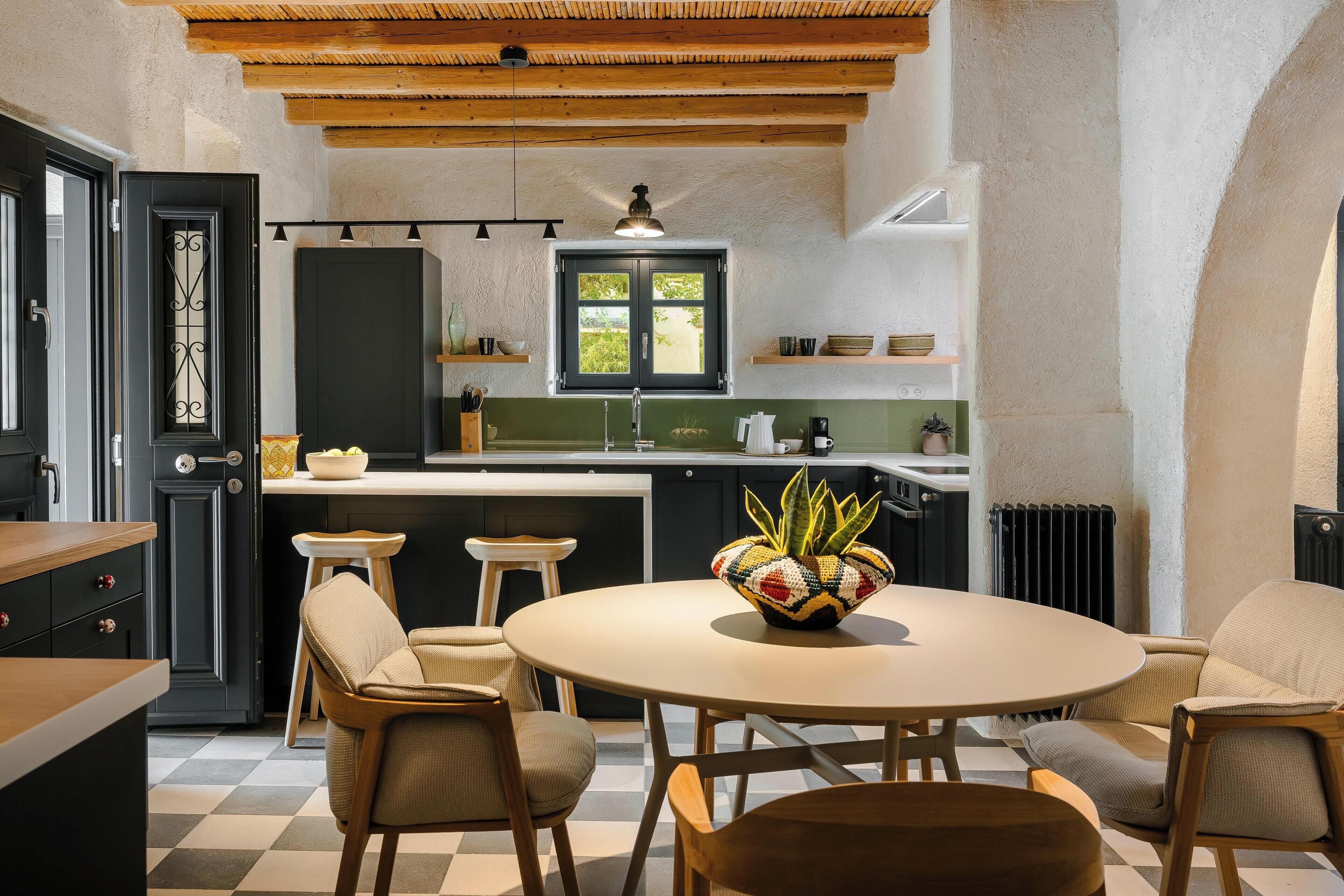 Villa, 6 chambres | Cuisine privée | Réfrigérateur dans l'espace commun, bouilloire électrique