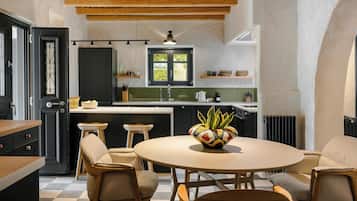 Villa, 6 chambres | Cuisine privée | Réfrigérateur dans l'espace commun, bouilloire électrique