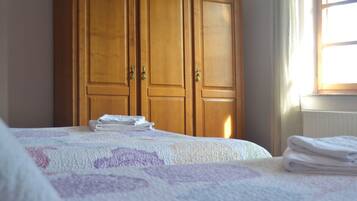 Habitación triple Confort, vistas a la ciudad | Wifi gratis