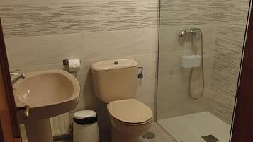 Comfort driepersoonskamer, uitzicht op stad | Badkamer | Handdoeken, zeep, shampoo, toiletpapier