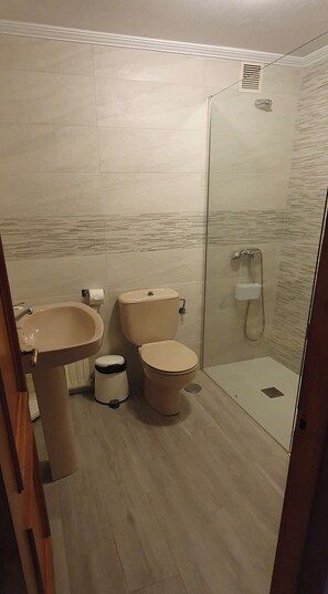 Comfort Triple Room, City View | Bathroom