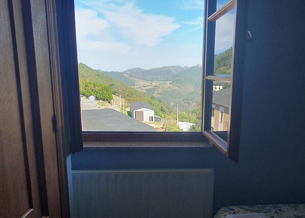 Quarto duplo básico, vista para a colina | Wi-Fi de cortesia