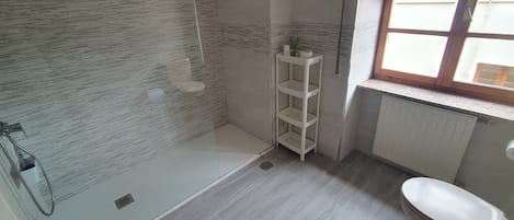 Comfort Double Room, City View | Bathroom | Towels, soap, shampoo, toilet paper
