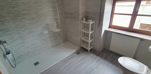 Comfort Double Room, City View | Bathroom | Towels, soap, shampoo, toilet paper