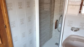 Quarto triplo conforto, vista para o pátio | Wi-Fi de cortesia