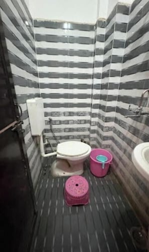 Deluxe Room | Bathroom | Shower, free toiletries, bathrobes, bidet