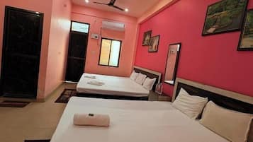 Deluxe Room | Desk, free WiFi