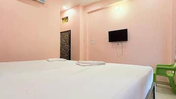 Deluxe Room | Desk, free WiFi