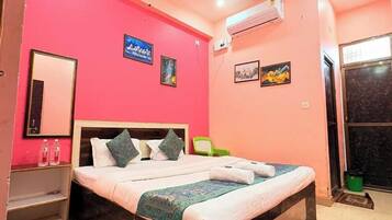 Deluxe Room | Desk, free WiFi