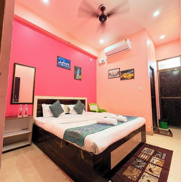 Deluxe Room | Desk, free WiFi