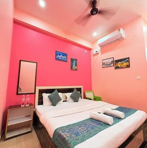 Kamar Deluks | Meja kerja dan Wi-Fi gratis