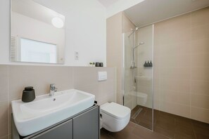 Regadera, amenidades de baño ecológicas, secadora de cabello, toallas