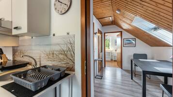 Frigorifero, microonde, forno, piano cottura