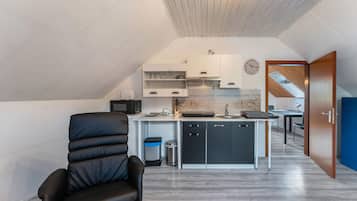 Fridge, microwave, stovetop, coffee/tea maker