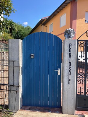 المنطقة المحيطة بالمنشأة