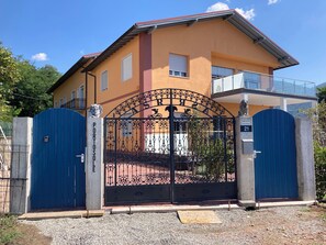 المنشأة من الخارج