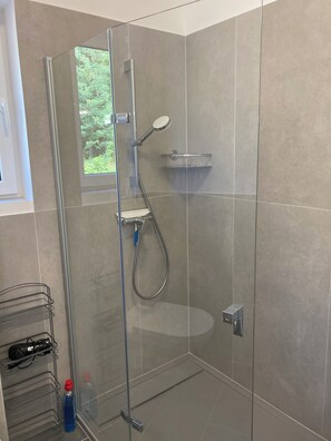 Douche, sèche-cheveux, serviettes fournies, savon