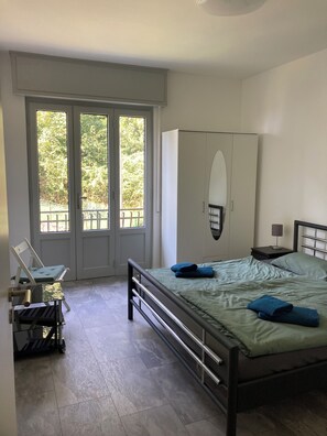 2 slaapkamers, een bureau, een strijkplank/strijkijzer, reisbedje