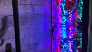 Una pared con un diseño abstracto y texturizado.