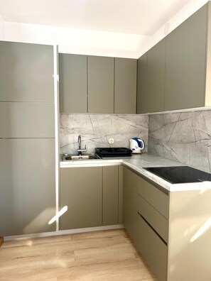 Căn hộ tiện nghi đơn giản, quang cảnh một góc biển | Bếp riêng | Tủ lạnh, lò vi sóng, bếp nấu, dụng cụ pha espresso 