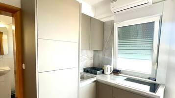 Apartamento económico, vistas parciales al mar | Cocina privada | Frigorífico grande, microondas y placa de cocina