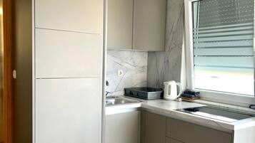 經濟公寓, 部分海景 | 私人廚房 | 大型冰箱、微波爐、爐台、義式濃縮咖啡機