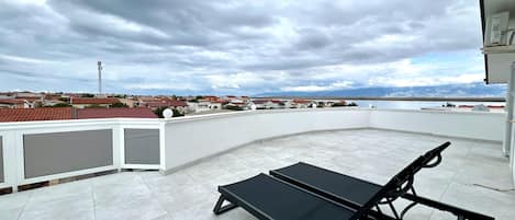 Apartamento família, vista para o mar | Terraço/pátio