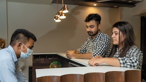 Una cocina moderna con encimera blanca y detalles de madera.