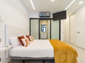 1 Schlafzimmer, laptopgeeigneter Arbeitsplatz, Bügeleisen/Bügelbrett