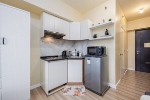 Private kitchen - Queen Studio, City View - Virgo Nest Rentals (Cebu City)