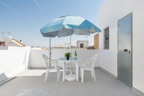 Outdoor dining - Apartment 'Atardecer En Conil' with Private Terrace, Balcony and Air Conditioning (Conil de la Frontera)