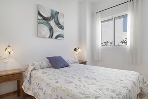 2 bedrooms, iron/ironing board, bed sheets