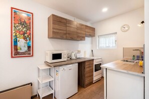 Fridge, oven, stovetop, coffee/tea maker