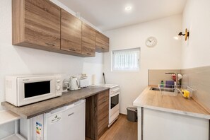 Fridge, oven, stovetop, coffee/tea maker
