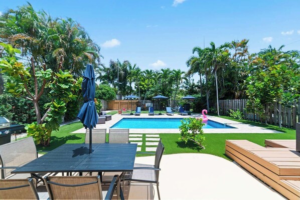 室外游泳池,提供泳池遮陽傘和日光浴躺椅