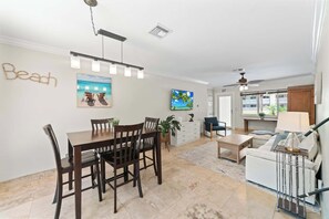 獨棟房屋, 多張床, 可使用泳池, 泳池景觀 (Ocean House) | 起居區 | 42-吋平面電視,提供數位頻道