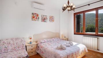 1 habitación, tabla de planchar con plancha, wifi y ropa de cama