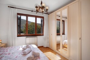 1 habitación, tabla de planchar con plancha, wifi y ropa de cama 