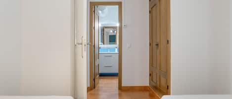 Iron/ironing board, bed sheets