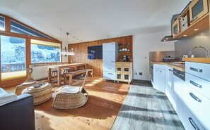 Appartement Confort, 2 chambres, vue montagne | Coin séjour | Télévision à écran plat