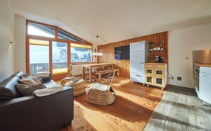 Comfort Apartment, 2 Bedrooms, Mountain View | Living area | Flat-screen TV