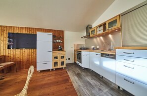 Comfort Apartment, 2 Bedrooms, Mountain View | Private kitchen | Full-size fridge, microwave, stovetop, dishwasher