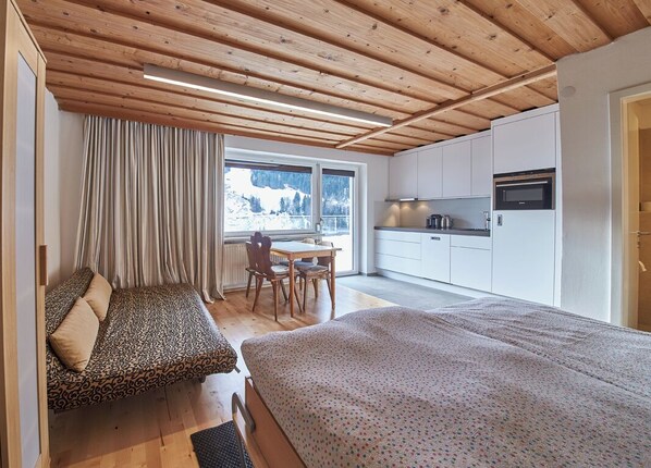 Comfort Studio, 1 Queen Bed, Mountain View | Living area | Flat-screen TV