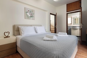 4 bedrooms, in-room safe, iron/ironing board, free WiFi