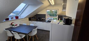Fridge, microwave, oven, stovetop - Apartment 'Lindengarten' with Private Terrace, Balcony and Wi-Fi (Ofterdingen)