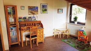 Children’s area - Apartment 'Lindengarten' with Private Terrace, Balcony and Wi-Fi (Ofterdingen)