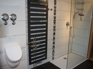 Shower, hair dryer, towels - Apartment 'Lindengarten' with Private Terrace, Balcony and Wi-Fi (Ofterdingen)