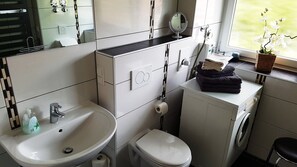 Dusche, Haartrockner, Handtücher